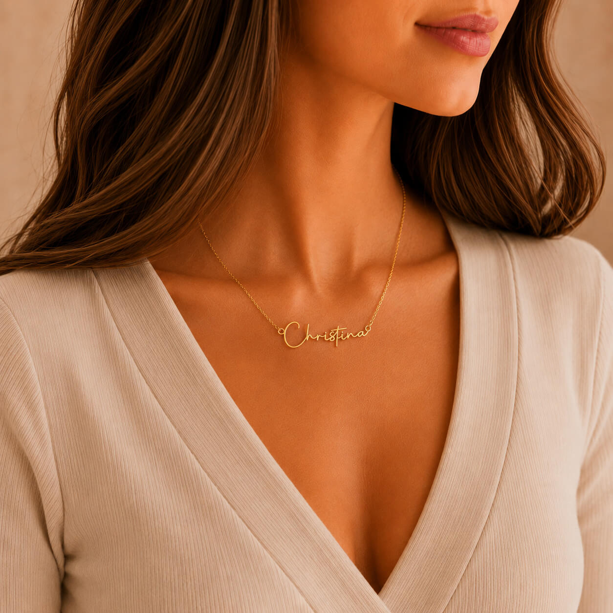 Personalized signature name necklace in gold worn by a woman