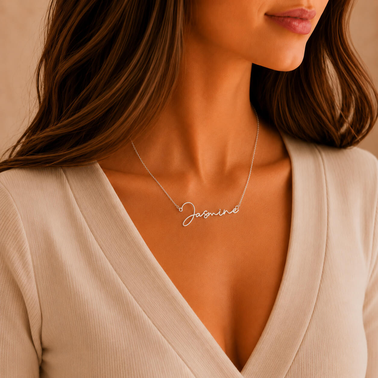 Personalized signature name necklace in silver worn by a woman