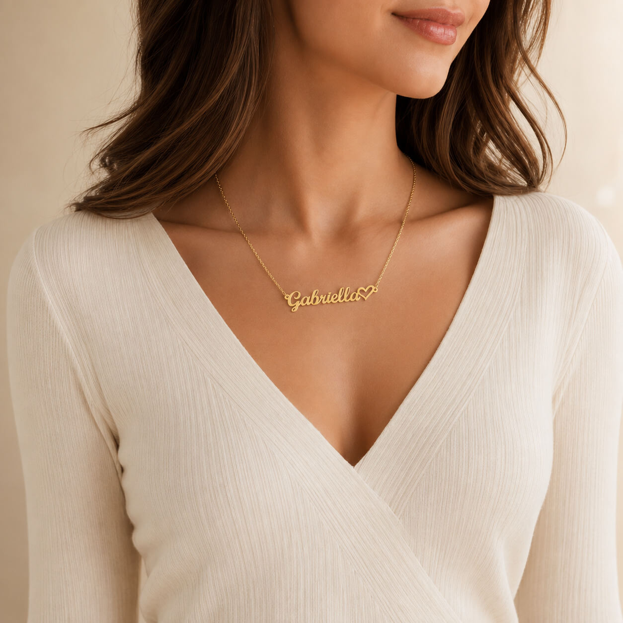 Personalized heart name necklace in gold worn by a woman