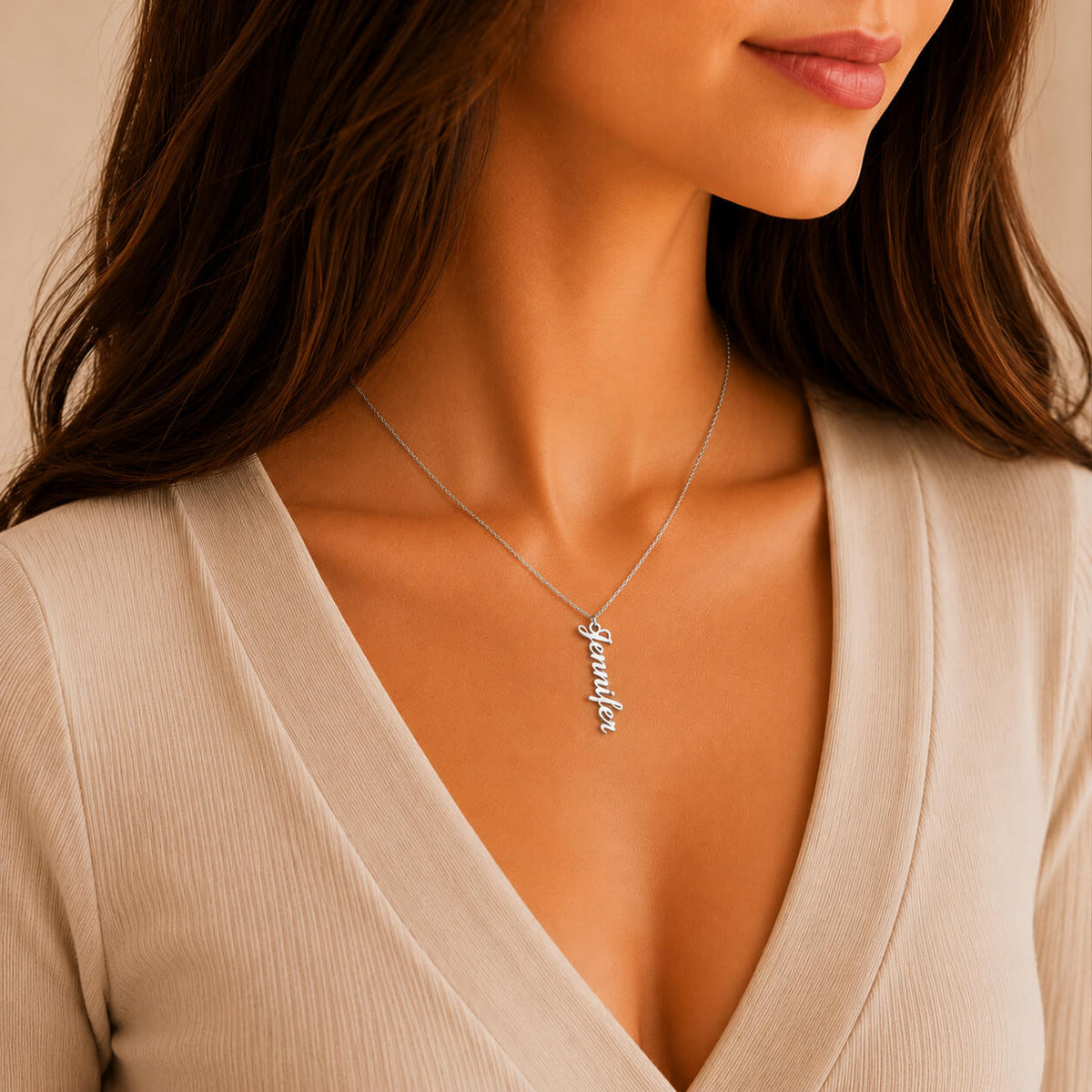 Personalized vertical name necklace in silver worn by a woman